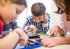 Groep schooljonge geitjes met tabletpc in klaslokaal royalty-vrije stock foto Groep schooljonge geitjes met tabletpc in klaslokaal royalty-vrije stock foto