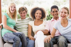 Groep Tieners die op een Laag zitten royalty-vrije stock afbeelding Groep Tieners die op een Laag zitten royalty-vrije stock afbeelding