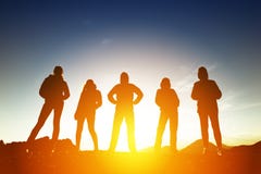 Groep van vijf volkeren in silhouetten bij zonsondergang royalty-vrije stock afbeelding Groep van vijf volkeren in silhouetten bij zonsondergang royalty-vrije stock afbeelding