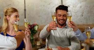 Groep vrienden die champagneglazen op dinerlijst 4K roosteren 4k stock footage Groep vrienden die champagneglazen op dinerlijst 4K roosteren 4k stock footage