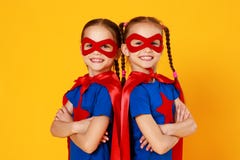 Groep vrolijke gelukkige kinderen op gekleurde gele achtergrond royalty-vrije stock foto's Groep vrolijke gelukkige kinderen op gekleurde gele achtergrond royalty-vrije stock foto's