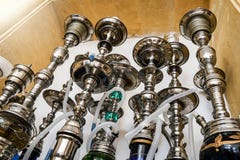 Groep waterpijpen van metaal de shinny shisha voor rooktabak op een hete steenkool royalty-vrije stock afbeelding Groep waterpijpen van metaal de shinny shisha voor rooktabak op een hete steenkool royalty-vrije stock afbeelding