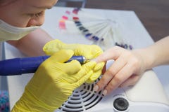 Groepering van spijkers en behandeling van spijkers die een elektrische machine met behulp van stock fotografie Groepering van spijkers en behandeling van spijkers die een elektrische machine met behulp van stock fotografie