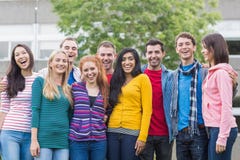 Groepsportret van studenten in park royalty-vrije stock afbeelding Groepsportret van studenten in park royalty-vrije stock afbeelding