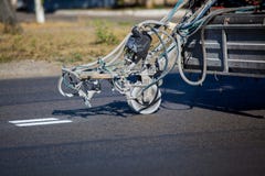 Groepswerk: Bestrating Asphalt Road Marking Paint en royalty-vrije stock fotografie Groepswerk: Bestrating Asphalt Road Marking Paint en royalty-vrije stock fotografie