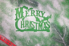 Groetkaart, lege, vrolijke Kerstmis, stencil voor de suiker van het sneeuwvlokkensuikerglazuur op groene achtergrond stock afbeelding Groetkaart, lege, vrolijke Kerstmis, stencil voor de suiker van het sneeuwvlokkensuikerglazuur op groene achtergrond stock afbeelding