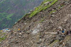 Grondverschuiving op de Weg van Manali - Leh-bij het Rohtang-pasgebied, HImachal Pradesh, India stock afbeelding Grondverschuiving op de Weg van Manali - Leh-bij het Rohtang-pasgebied, HImachal Pradesh, India stock afbeelding