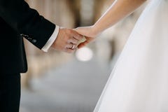 Groom держа руку невесты пока идущ стоковое изображение rf Groom держа руку невесты пока идущ стоковое изображение rf