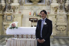 Groom ждет невесту на алтаре церков Стоковое фото RF Groom ждет невесту на алтаре церков Стоковое фото RF