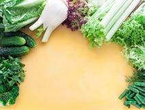 Groot assortiment van greens, sla en groenten op een gele raads hoogste mening stock foto Groot assortiment van greens, sla en groenten op een gele raads hoogste mening stock foto