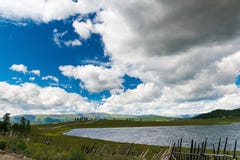Groot bewolkt hemel en Meer Uzunkel, Altai-Republiek, Rusland stock fotografie Groot bewolkt hemel en Meer Uzunkel, Altai-Republiek, Rusland stock fotografie
