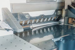 Groot elektronisch mes voor scherp document in druk royalty-vrije stock afbeelding Groot elektronisch mes voor scherp document in druk royalty-vrije stock afbeelding