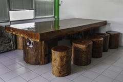 Groot hout met houten banken stock foto's Groot hout met houten banken stock foto's