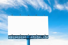 Groot leeg aanplakbord met wolk en blauwe die hemel op wit wordt geïsoleerd Stock Afbeeldingen Groot leeg aanplakbord met wolk en blauwe die hemel op wit wordt geïsoleerd Stock Afbeeldingen