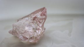 Groot transparant kristal van roze kwarts stock afbeeldingen Groot transparant kristal van roze kwarts stock afbeeldingen
