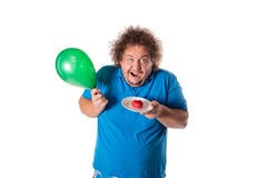 Gros homme drôle avec le gâteau et les ballons Joyeux anniversaire photo libre de droits Gros homme drôle avec le gâteau et les ballons Joyeux anniversaire photo libre de droits