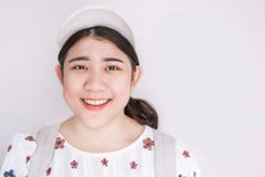 Gros jeunes de l'adolescence asiatiques mignons de fille souriant sur l'espace blanc pour le texte photo libre de droits Gros jeunes de l'adolescence asiatiques mignons de fille souriant sur l'espace blanc pour le texte photo libre de droits