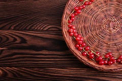Groseille rouge sur un fond en bois de table Un panier des baies rouges mûres Ingrédients sains et naturels Copiez l'espace Image libre de droits Groseille rouge sur un fond en bois de table Un panier des baies rouges mûres Ingrédients sains et naturels Copiez l'espace Image libre de droits