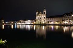 Grossmü nster kerk op Limmat-rivier Zürich stock afbeelding Grossmü nster kerk op Limmat-rivier Zürich stock afbeelding