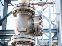 Grote bolklep, met flenzen en bouten, op hoge druk waterkoelingssysteem royalty-vrije stock afbeelding Grote bolklep, met flenzen en bouten, op hoge druk waterkoelingssysteem royalty-vrije stock afbeelding
