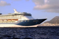 Grote cruiseship Tui Discovery die 2 binnen Algeciras baai en dicht bij de Rots van Gibraltar varen Stock Afbeeldingen Grote cruiseship Tui Discovery die 2 binnen Algeciras baai en dicht bij de Rots van Gibraltar varen Stock Afbeeldingen