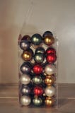 Grote doos van Kerstboomornamenten royalty-vrije stock afbeelding Grote doos van Kerstboomornamenten royalty-vrije stock afbeelding