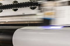 Grote professionele printer, die massieve vinylbroodjes verwerken royalty-vrije stock afbeeldingen Grote professionele printer, die massieve vinylbroodjes verwerken royalty-vrije stock afbeeldingen