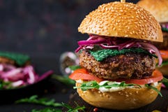 Grote sandwich - hamburgerhamburger met rundvlees royalty-vrije stock afbeeldingen Grote sandwich - hamburgerhamburger met rundvlees royalty-vrije stock afbeeldingen