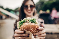grote sappige hamburger ter beschikking modieuze hipstervrouw die yummy CH houden royalty-vrije stock foto grote sappige hamburger ter beschikking modieuze hipstervrouw die yummy CH houden royalty-vrije stock foto