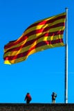 Grote Spaanse vlag die op bovenkant vliegen royalty-vrije stock fotografie Grote Spaanse vlag die op bovenkant vliegen royalty-vrije stock fotografie