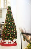 Grote verfraaide Kerstmisboom in wandelgalerijatrium royalty-vrije stock fotografie Grote verfraaide Kerstmisboom in wandelgalerijatrium royalty-vrije stock fotografie