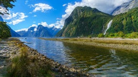 Grote waterval bij milfordgeluid, fiordland, Nieuw Zeeland 33b royalty-vrije stock afbeeldingen Grote waterval bij milfordgeluid, fiordland, Nieuw Zeeland 33b royalty-vrije stock afbeeldingen