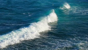 Grote witte Golf en schuimmotie op mooie turkooise Blauwe Oceaan royalty-vrije stock foto Grote witte Golf en schuimmotie op mooie turkooise Blauwe Oceaan royalty-vrije stock foto
