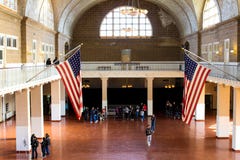 Grote Zaal binnen het verwerkingscentrum op Ellis Island Royalty-vrije Stock Afbeelding Grote Zaal binnen het verwerkingscentrum op Ellis Island Royalty-vrije Stock Afbeelding