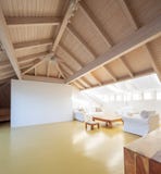 Grote zolder met houten plafond royalty-vrije stock afbeelding Grote zolder met houten plafond royalty-vrije stock afbeelding