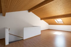 Grote zolder met houten vloeren en blootgestelde stralen stock afbeelding Grote zolder met houten vloeren en blootgestelde stralen stock afbeelding