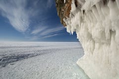 Grottor för apostelöis på djupfrysta Lake Superior, Wisconsin royaltyfria foton Grottor för apostelöis på djupfrysta Lake Superior, Wisconsin royaltyfria foton