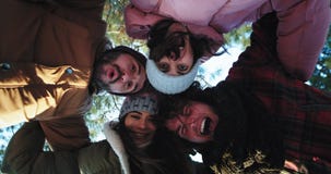 Groupe beau d'amis appréciant le temps ensemble ils font un cercle et passer un temps d'amusement ensemble devant banque de vidéos Groupe beau d'amis appréciant le temps ensemble ils font un cercle et passer un temps d'amusement ensemble devant banque de vidéos