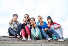 Groupe d'adolescents montrant le doigt cinq images stock Groupe d'adolescents montrant le doigt cinq images stock