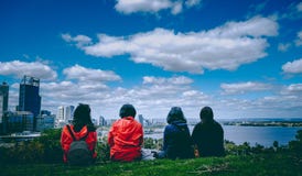 Groupe d'adolescents s'asseyant sur une colline photographie stock Groupe d'adolescents s'asseyant sur une colline photographie stock