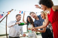 Groupe d'amis heureux buvant du champagne et c?l?brant la nouvelle ann photo libre de droits Groupe d'amis heureux buvant du champagne et c?l?brant la nouvelle ann photo libre de droits