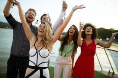 Groupe d'amis heureux buvant du champagne et c?l?brant la nouvelle ann image libre de droits Groupe d'amis heureux buvant du champagne et c?l?brant la nouvelle ann image libre de droits