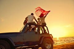 Groupe d'amis heureux faisant la partie dans les jeunes automobiles ayant le champagne potable d'amusement photographie stock libre de droits Groupe d'amis heureux faisant la partie dans les jeunes automobiles ayant le champagne potable d'amusement photographie stock libre de droits