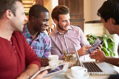 Groupe d'amis masculins se réunissant dans le restaurant de café photos libres de droits Groupe d'amis masculins se réunissant dans le restaurant de café photos libres de droits