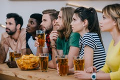 groupe d'amis multiculturels buvant de la bière et regardant le match de football images libres de droits groupe d'amis multiculturels buvant de la bière et regardant le match de football images libres de droits