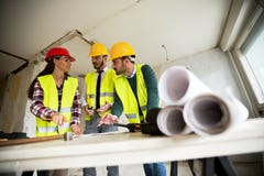 Groupe d'architectes discutant au sujet du problème image libre de droits Groupe d'architectes discutant au sujet du problème image libre de droits