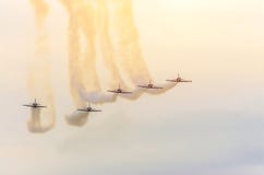 Groupe d'avion d'avion de chasse avec une trace de la fumée blanche contre un ciel bleu photo stock Groupe d'avion d'avion de chasse avec une trace de la fumée blanche contre un ciel bleu photo stock