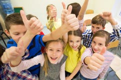 Groupe d'enfants d'école montrant des pouces photographie stock Groupe d'enfants d'école montrant des pouces photographie stock