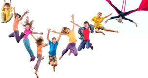 Groupe d'enfants folâtres gais heureux sautant et dansant images stock Groupe d'enfants folâtres gais heureux sautant et dansant images stock