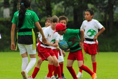 Groupe d'enfants jouant le rugby images libres de droits Groupe d'enfants jouant le rugby images libres de droits